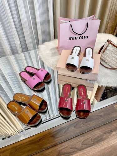 出厂价Pp：280 Miumiu 全新升级版厚底拖鞋性感拖鞋厚底设计防滑耐磨，上脚立马增高好多好多绝对是女神们的最爱、夏季休闲必备一双在后备箱、多个版面选择、每