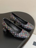25Ss早春新款Louis Vuitton Lv Swing 高跟鞋最火最新金属跟玛丽珍后空粗跟凉鞋字母标高跟单鞋 选用柔软 皮革塑造易于穿脱的设计，以利落线条