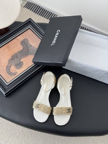 Chanel Vintage中古系列凉鞋 简约而不简单的款，上脚特别显脚细。 鞋面定制五金，内里垫脚羊皮，真皮大底。 Size:35-39 其它码数定做