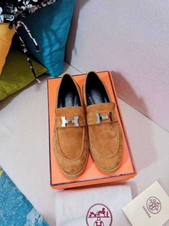 Hermes 爆单Faubourg乐福鞋 小牛皮的乐福鞋，搭配凹槽鞋底，饰有镀钯标志性“H”细节，打造时尚休闲风格 又是一款必火的鞋子，厚底乐福鞋真的太时尚了， - 点击图像关闭