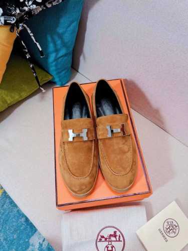 Hermes 爆单Faubourg乐福鞋 小牛皮的乐福鞋，搭配凹槽鞋底，饰有镀钯标志性“H”细节，打造时尚休闲风格 又是一款必火的鞋子，厚底乐福鞋真的太时尚了，