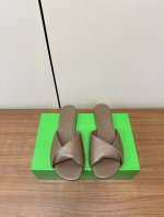 botteg* Veneta Ssbv新款网红款拖鞋 bv今年的单品都超级的火 每一款产品都备受瞩目 时尚达人的最爱 这款拖鞋也不例外 上脚真的超百搭 居家外出