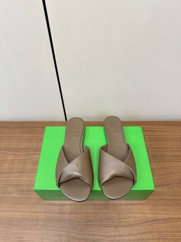 botteg* Veneta Ssbv新款网红款拖鞋 bv今年的单品都超级的火 每一款产品都备受瞩目 时尚达人的最爱 这款拖鞋也不例外 上脚真的超百搭 居家外出
