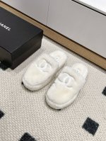 CHANE*小香ss新款羊毛拖鞋頂级品质纯皮毛一体羔羊毛打造！米超温暖的感觉，穿上仿佛踩在云朵上，精致高级！让这双毛拖身价陡增！鞋底是原版开模的防滑橡胶大底，非