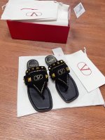 Va*Le*Tino 华*天*新款-经典铆钉夹脚平底拖鞋 原版1:1复刻 绝对高品质 时尚随性 满载夏日风采 是各位小姐姐在炎热仲夏里的不二之选 1鞋面:牛皮