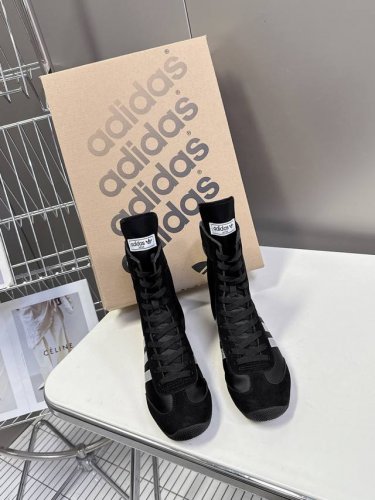 adidas阿迪达斯 Jennie同款 Taekwondo 跆拳道鞋 拳击鞋 时尚百搭 超多网红时尚博主种草 不得不说这设计这颜色太出片了 基本不用任何搭配一双