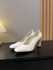 出厂价 25年新款上市走秀明星新品时尚潮流 PRADA 普拉达 方头高跟方跟粗跟凉鞋后空单鞋。能够完美的修饰脚型，让你的双脚看起来又纤细又修长，自带一种优雅和锐