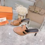 出厂价 Herme*春夏专柜新款质感凉拖系列 鞋面：原版进口小牛皮 内里：混种羊皮 大底：原版意大利真皮大底 跟高: 6.5cm 包装：原版一致专柜配套包装 鞋