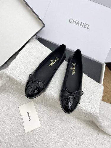 飞机盒10 顶级版本代购级Chanel 经典Slingback小香.芭蕾舞 平底单鞋 就像Coco香奈儿女士说的：流行稍纵即逝，但风格永存！这双后空鞋就是香家经