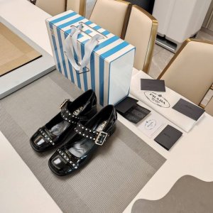 冲孔饰金属搭扣端庄风玛丽珍单鞋系列 顶级包装配套最高版本 PRADA 2025s普拉达春夏新品， 顶级版本 实力来袭！手工撞钉冲孔饰金属搭扣端庄风玛丽珍单鞋，少