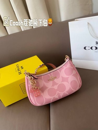 柔雾粉 Coach蔻驰最热的腋下包上身来了 Teri系列最热腋下包 蛇皮压纹设计，腋下背的时候刚好可 以把侧边露出来 大麻将包的升级款，浅色特别好配衣服 整个就