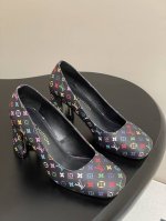 25Ss早春新款Louis Vuitton Lv Swing 高跟鞋最火最新金属跟玛丽珍后空粗跟凉鞋字母标高跟单鞋 选用柔软 皮革塑造易于穿脱的设计，以利落线条
