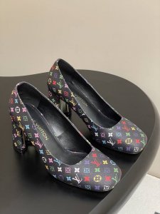 25Ss早春新款Louis Vuitton Lv Swing 高跟鞋最火最新金属跟玛丽珍后空粗跟凉鞋字母标高跟单鞋 选用柔软 皮革塑造易于穿脱的设计，以利落线条