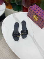 出厂 Tory Burch25春夏秀款五金扣小坡跟平底拖鞋！可盐可甜！就很有当代的复古那味儿～～ 既舒适又有玛丽珍的时髦俏皮 脚感是你们想不到的舒适不刮脚 鞋面