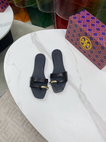 出厂 Tory Burch25春夏秀款五金扣小坡跟平底拖鞋！可盐可甜！就很有当代的复古那味儿～～ 既舒适又有玛丽珍的时髦俏皮 脚感是你们想不到的舒适不刮脚 鞋面