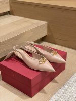 工厂p价p 顶级版本 代购品质 原版开发 Valention 华伦天奴穆勒拖鞋 V家小铆钉尖头平底凉拖鞋 Vt专柜最新Vlogo系列 重工打造经典高跟鞋 顶级版