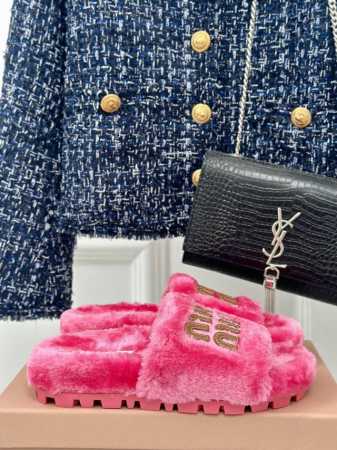 厂价 Miumiu经典秋冬字母毛毛拖鞋 这季节美鞋太多这款毛拖 真的是让我无法自拔真太可爱了～ 毛茸茸的羊毛是选用欧洲进口a级羊毛 我们做到与原版一致满鞋 全部 - 点击图像关闭