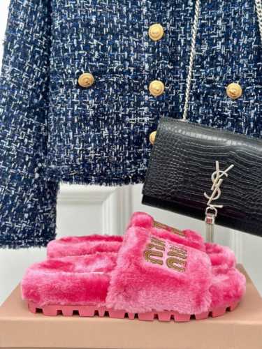 厂价 Miumiu经典秋冬字母毛毛拖鞋 这季节美鞋太多这款毛拖 真的是让我无法自拔真太可爱了～ 毛茸茸的羊毛是选用欧洲进口a级羊毛 我们做到与原版一致满鞋 全部