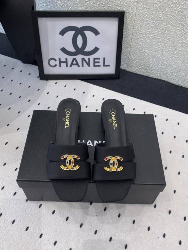 Chanel新款春夏休闲拖鞋 高版本出货 众多明星网红上脚 国内外博主刷爆的一个百搭系列 春夏衣橱搭配必备 进口真丝 布鞋面 进口羊皮垫脚 原版意大利真皮底 S