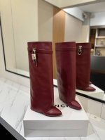 专柜正品级定制版本 GIVENCHY0 新款高跟长靴，市面最高版本 纪梵希 锁扣 风靡整个时尚圈 原版开发鞋型超级正 最高还原度鞋型 包裹性非常好 显瘦 显高级