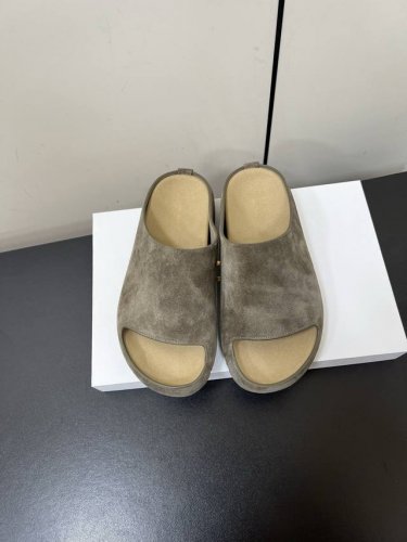 therow 25Ss春夏新品内嵌水台厚底糖果色拖鞋 这不用多说，是近两年最火之一的品牌，几乎博主人手一双！春天的季节就要到了，推荐这款随性又不乏设计感的拖鞋，