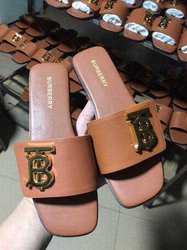 p直销 新品上架Burberry 巴宝莉平底拖鞋渠道货 硫化一脚蹬巴宝莉拖鞋必须专柜一致！鞋面采用巴宝莉牛皮，羊皮内里及垫脚，原版开模扣子，极致柔软的皮革材质与