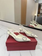 出厂价： Valentino 华伦天奴推出全新凉鞋系列，凉鞋鞋款尖头V扣凉鞋。上脚非常修脚型 重点是很好非常好驾驭 不磨脚不累脚 行走神器！ 金属VLOGO钻扣