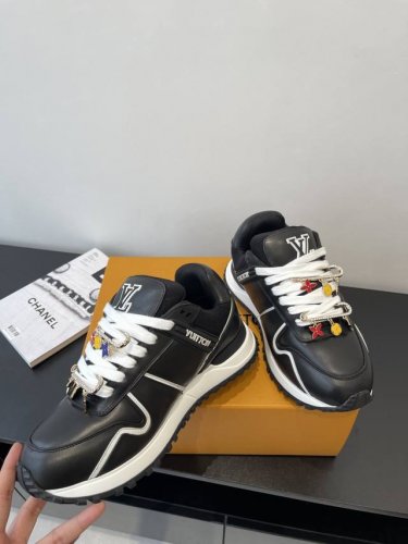 顶级版本 配饰60 Louis Vuitton Runaway Maxi 运动鞋 面包鞋 Lv Runaway Maxi 黑白配色的胖丁 这个胖胖呼呼的好可爱