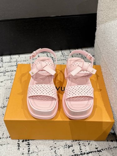louis Vuitton 25 夏季新款 Maya系列 牛仔布 漆皮 方头搭扣 一字带凉鞋 本款 Maya Flatform 凉鞋选用光滑牛皮革，牛仔布 令宽