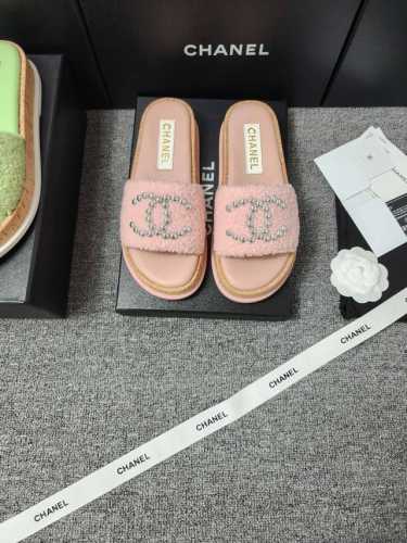CHANE*｜小香春夏新品 大双C木纹厚底珍珠拖鞋。 香奶奶家一贯的优雅名媛气质 高级感十足！上脚非常nice～ 不管光脚穿或搭配裙装、裤装、 都非常百搭！无敌