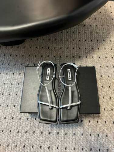 jil Sander 吉尔 桑达早春爆款细带凉鞋 这款真的绝了 时髦到飞起 想不到有任何理由可以去拒绝这款凉鞋 随便凹个造型都满分 时髦精绝对不能错过的必入款