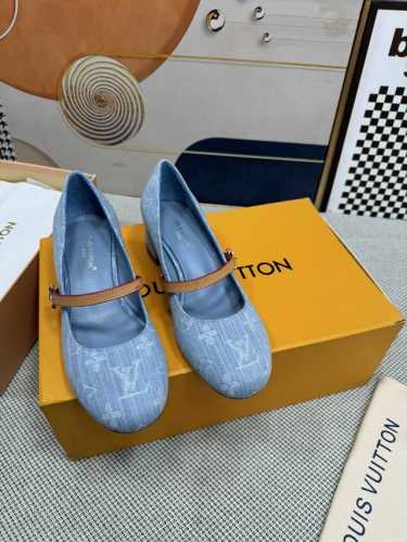 顶级版本 LV 新款粗跟单鞋 这款 Helios 凉鞋采用漂白Monogram 牛仔帆布制成，搭配天然皮革饰边，引人注目。该表款以精致的金色细节为特色，例如灵感