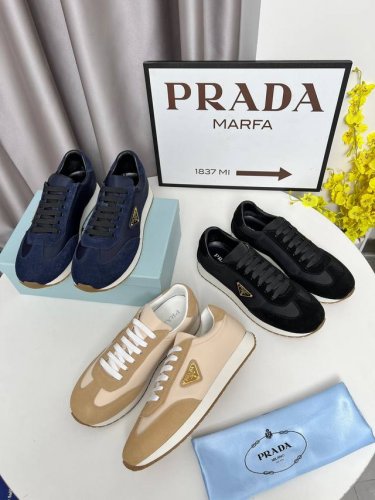 新款prada 普拉达 男女款高帮专柜同步上市， 、原版开模防滑pu大底，精美线条、简约大气，上脚感超级舒适上档次、休闲旅游。码数:35一45。 可定做38.4
