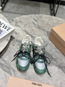 miu Miu缪缪 春夏新品 面料对版Zp单薄清透 区别于市场不对版厚面料 皮料对版Zp轻微擦旧 随性而为 复古时髦 百搭舒适 新爆款来袭～ 鞋面：蛇皮+网布