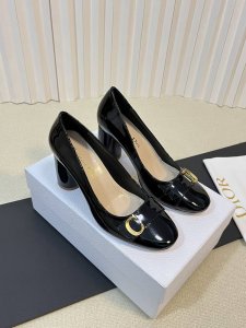 出厂 D*Ior迪*奥 跳舞的精灵 Dior新品玛丽珍珍珠跟系列凉鞋，可爱的圆型鞋头设计.可为各式造型增添优雅气质！ 有多好看我就不说了 原版购入 原版开模、不