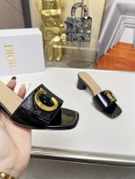 P300。Dior夏季新款天鹅绒材质与镜面高光的缤纷色彩系列。5公分跟高穿着如履平地。搭配Dior品牌Cd大扣，意大利细绒皮底原版色泽。 颜色。 镜面系：黑色。