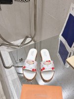 25Ss全新刺绣拖鞋 本款 Lily 凉拖出自路易威登 X 村上隆复刻系列 选用Monogram 沙丁布塑造易于穿脱的设计 以考究笔触流露闲雅韵味 明丽樱桃刺绣