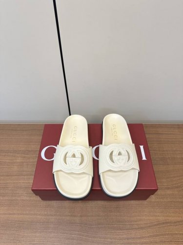 gucci｜古琦女士双G扣平底拖鞋 这款凉鞋以Gg帆布匠心打造，缀饰一眼可辨的双G标识，配以浅金色调配件，为整个设计注入一抹精致优雅气息 原版定制牛皮 内里定制