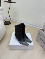 钻石 系列 Khaite 猫跟方头系列 短靴 小牛皮 前卫、锋利和无畏的设计，让Khaite近年响亮时尚界。 2016年由设计师Catherine Holste