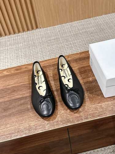 390 丽派朵联名马林塞尔春夏新款月亮芭蕾鞋 法国设计师品牌和法国芭蕾高级时装品牌携手推出全新合作系列！两个品牌以Repett*经典鞋型Lilouh和Camil