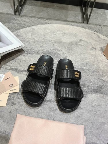 Miumiu缪缪春夏草编凉拖 Miumiu平底微标凉鞋拖鞋简约大气时髦耐看不过时是时尚圈永不退潮的经典所在，复古的英伦风格，让你穿出不一样的气质 面料：1:1草