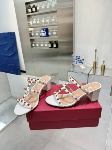 工厂p皮底 橡胶底 华伦天奴新款新品 经典 小铆钉五金配件工艺衬托出满满的高级感，新一季不负期待！ 值得入手★绝对的上档次原版1：I制作， 经典独特优雅风格 创