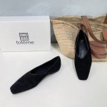高品质出厂 ！小众潮牌Toteme 24春夏新品复古方头平底玛丽珍单鞋奶奶鞋！ 简约的冷淡风 复古又百搭！穿在脚上 质感十足 整个造型都会显得很高级！时髦小姐姐