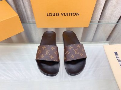 Lv 品牌标识情侣款拖鞋！ 鞋子独特的个性增加十足魅力，上脚有超风范 圆头的设计让脚得趾到完的全释放摆脱鞋子本原的压迫感，脚感适舒！日常百搭款推荐自留！拖鞋款穿