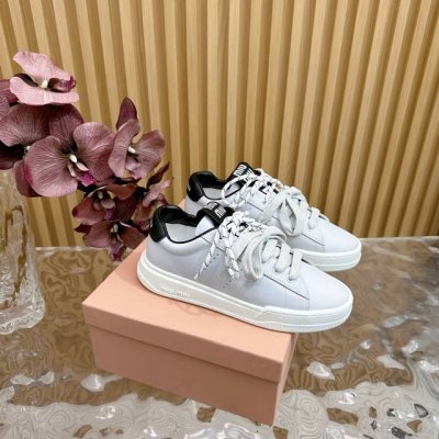 顶级版本Miumiu 2024早春新品轻便啊运动鞋 Miu Miu 缪缪大秀上爆出的这双球鞋 后全球各大代购官网火爆上市. 简单很随意不羁又能体现单宁美感，整双