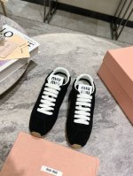 Miumiu缪缪春夏最新走秀款 休闲脏脏鞋 运动小白鞋 国内外博主刷爆的一款，小红书种草系列，复古又时髦上脚美炸了 简约的运动板鞋设计，极具辨识度的鞋舌，打造佛