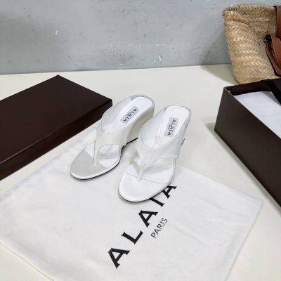 高品质出厂 ！小众潮牌 Alaia 春夏新品简易真丝坡跟夹脚凉鞋拖鞋 异形跟穆勒鞋 不对称设计打破常规 释放独特气场 尖头勾勒利落线条 轻松游走于时尚前沿 每一