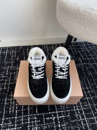 代购级 MiuMiu 缪缪 24ss秋冬 新款 羊羔毛厚底饼干鞋休闲运动鞋 miumiu最新爆款 前卫大胆的设计，Miu Miu风格融于此款厚底帆布运动鞋的简约 - 点击图像关闭