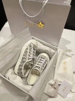 家上新啦，与官网同步出厂价 元WALK N DIOR 刺绣帆布鞋系列 全棉丝双面立体刺绣 此款鞋所有材料均为原版开模，上至五金，鞋带，大底，PU中垫...鞋面布