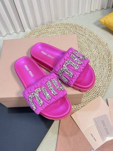 Miumiu 缪缪新款 钻扣拖鞋 高品质闭眼入 采用羊皮 真丝鞋面 人工缝线褶皱 弹力皮垫脚更加柔软舒服 施华洛世奇水钻扣 巨闪 原版高密度发泡大底 size: